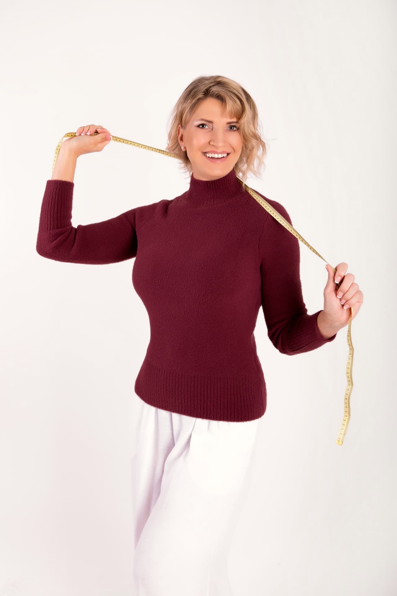 Lucia Verhofsté holding a measuring tape